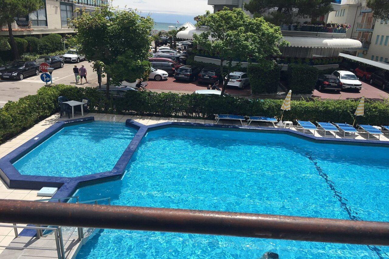 Hotel Amalfi & Restaurant Karaoke Bar