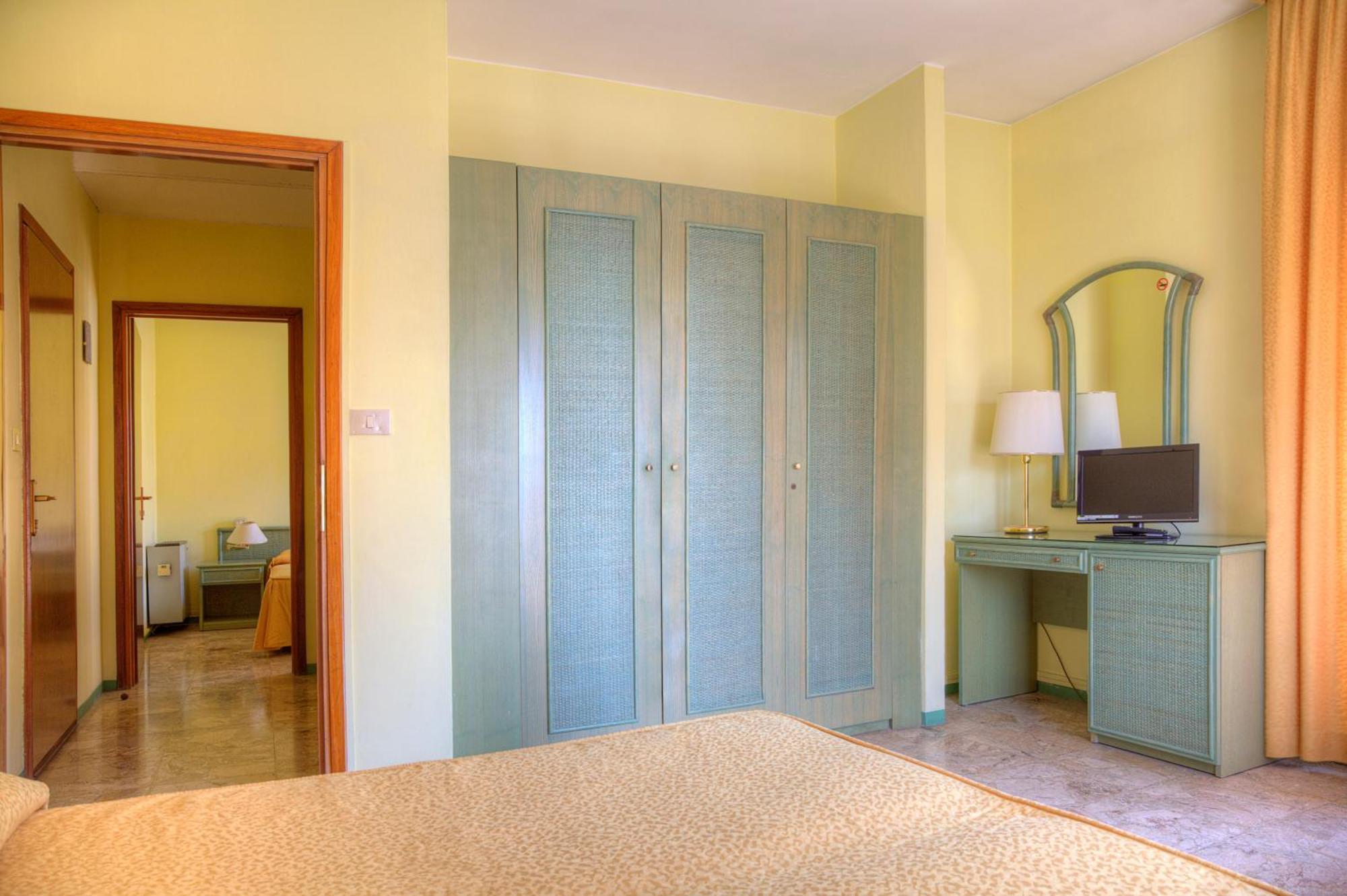 Amalfi & Restaurant Karaoke Bar 3*