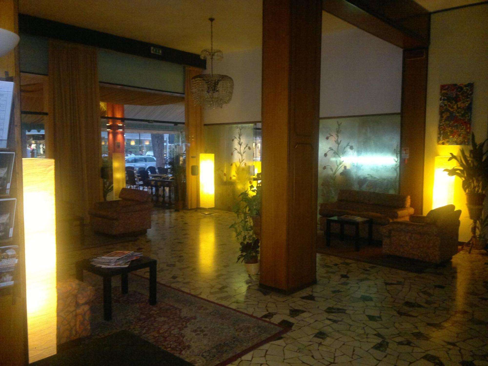 Hotel Amalfi & Restaurant Karaoke Bar