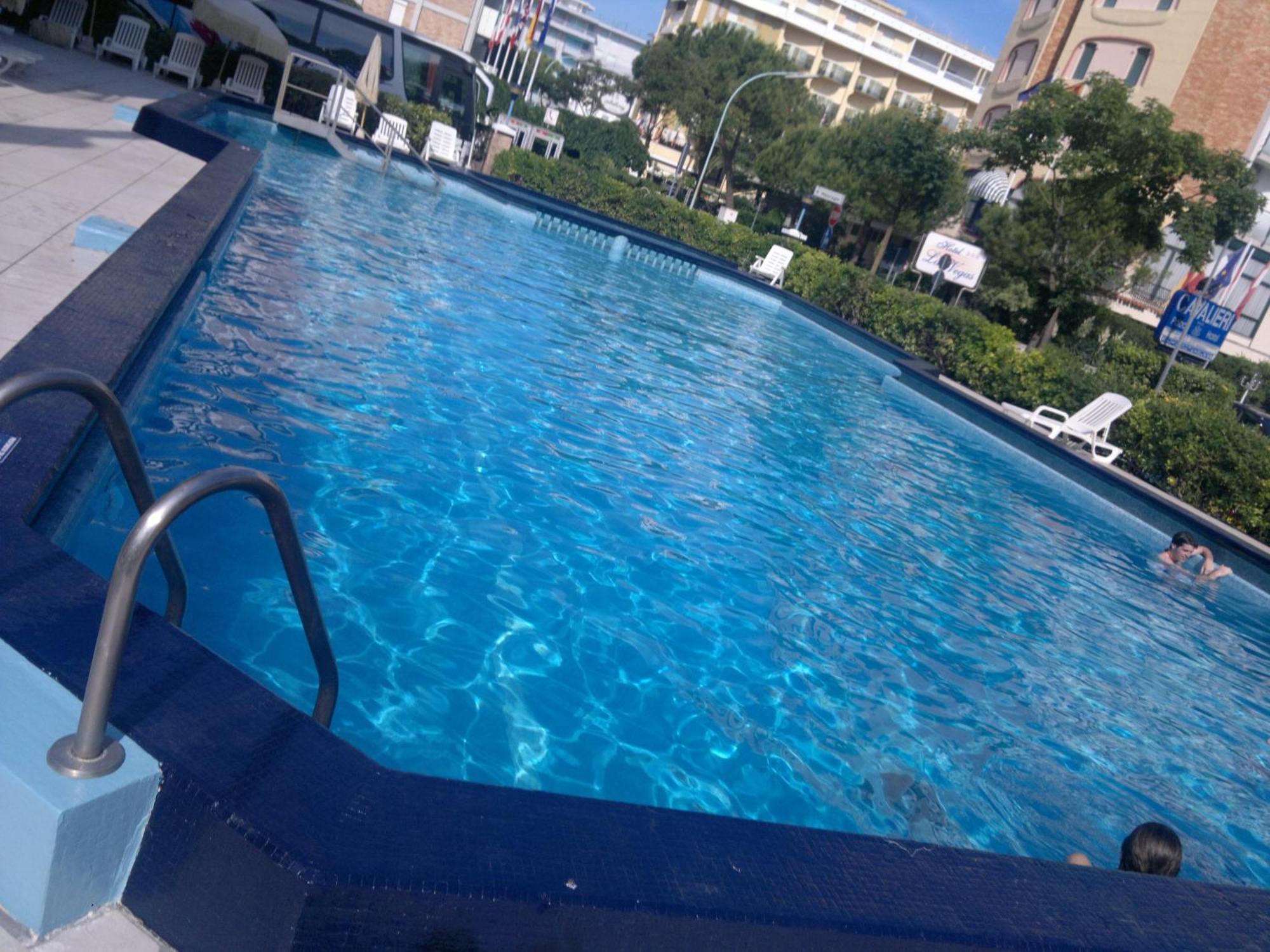 Hotel Amalfi & Restaurant Karaoke Bar