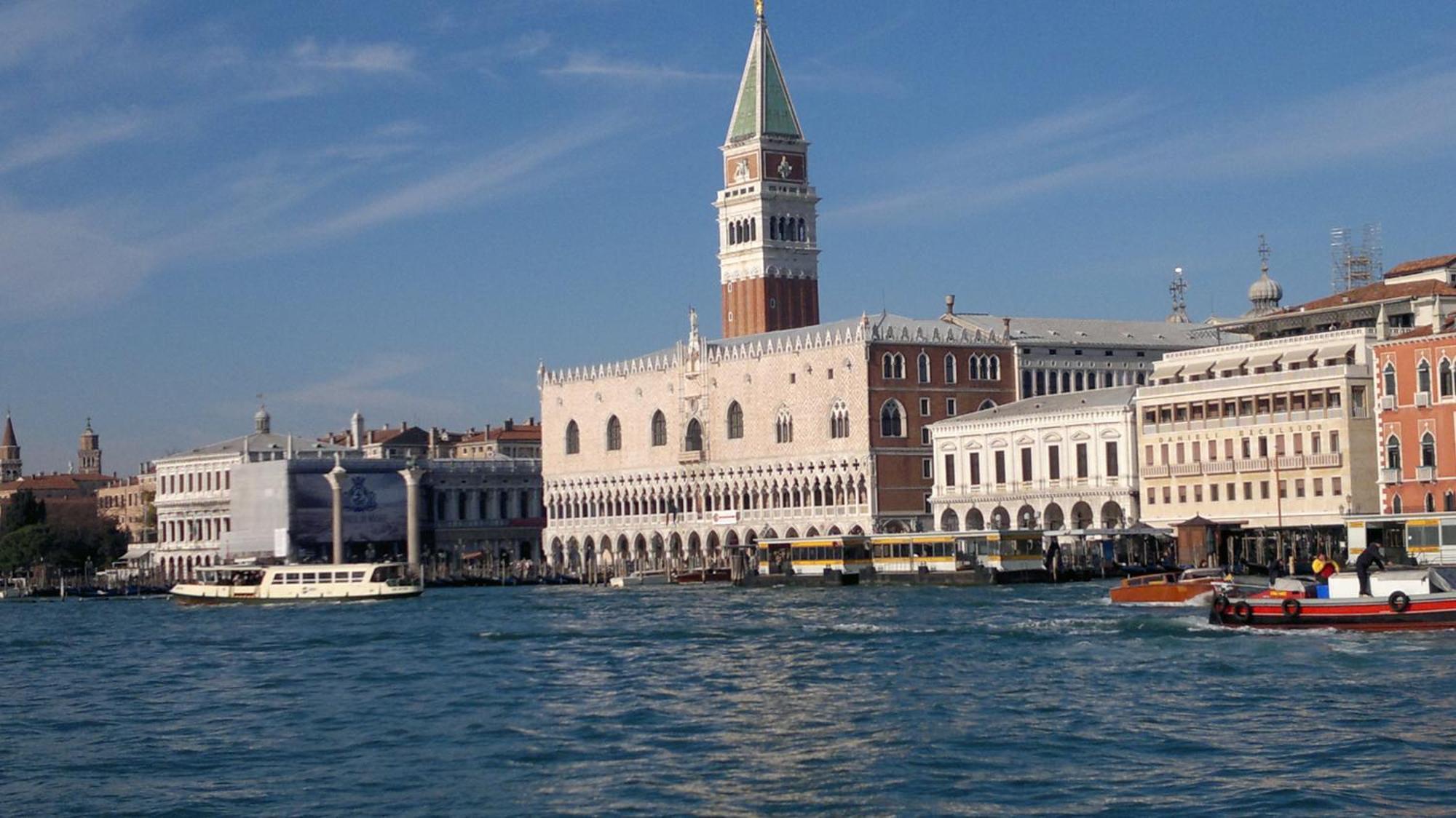 Hotel Amalfi & Restaurant Karaoke Bar 3*