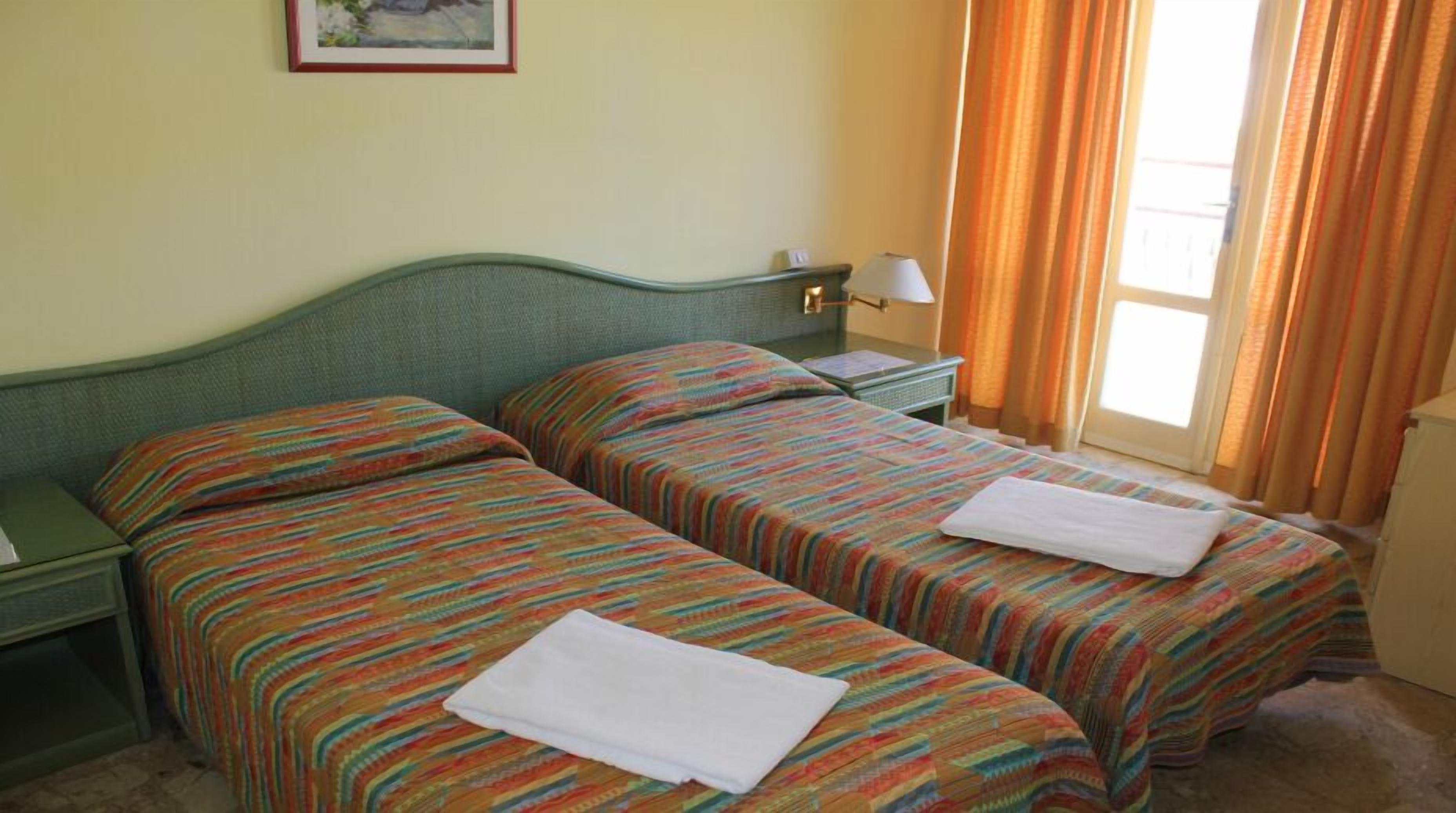 Amalfi & Restaurant Karaoke Bar Hotel 3*