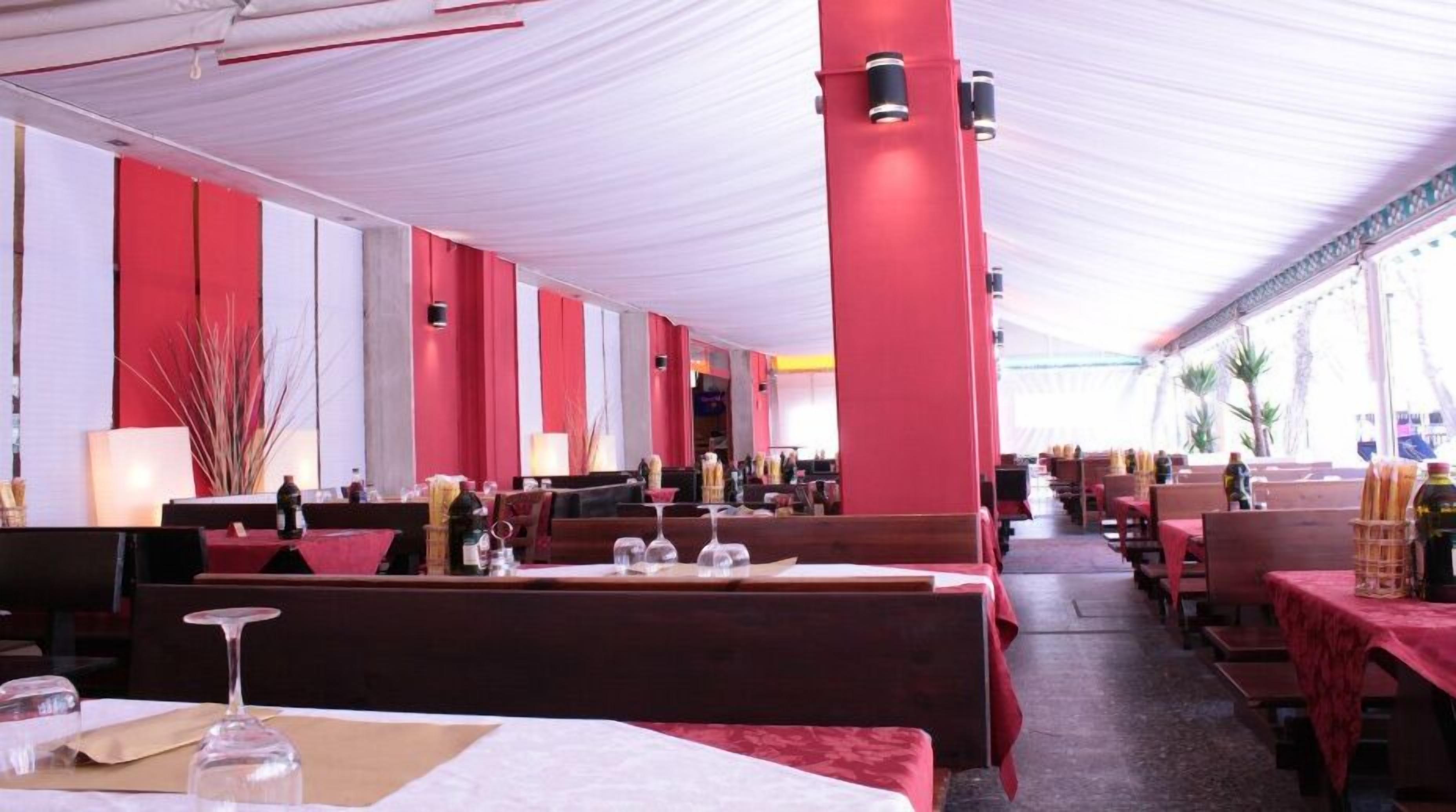 Hotel Amalfi & Restaurant Karaoke Bar