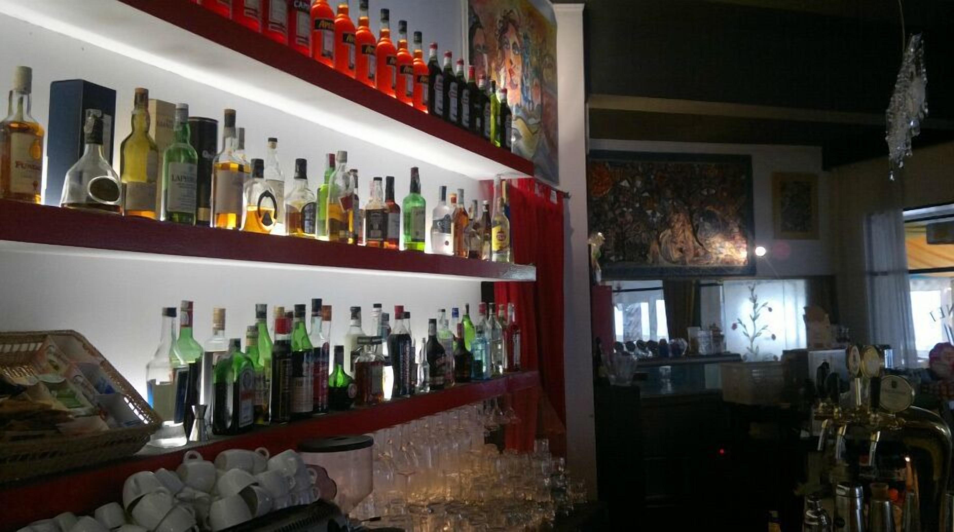 Hotel Amalfi & Restaurant Karaoke Bar