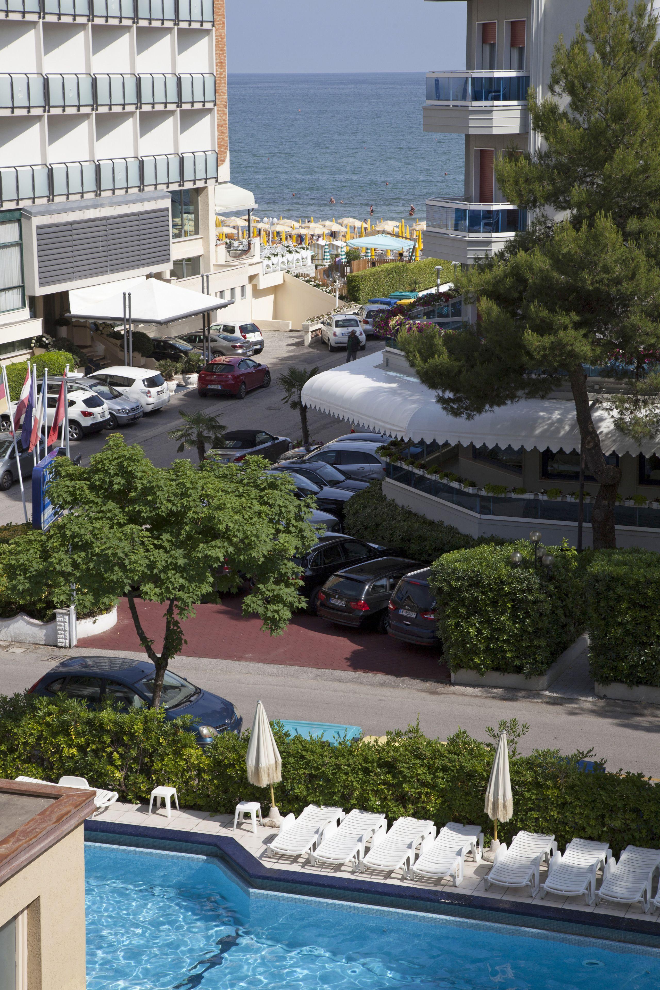 Amalfi & Restaurant Karaoke Bar Lido di Jesolo