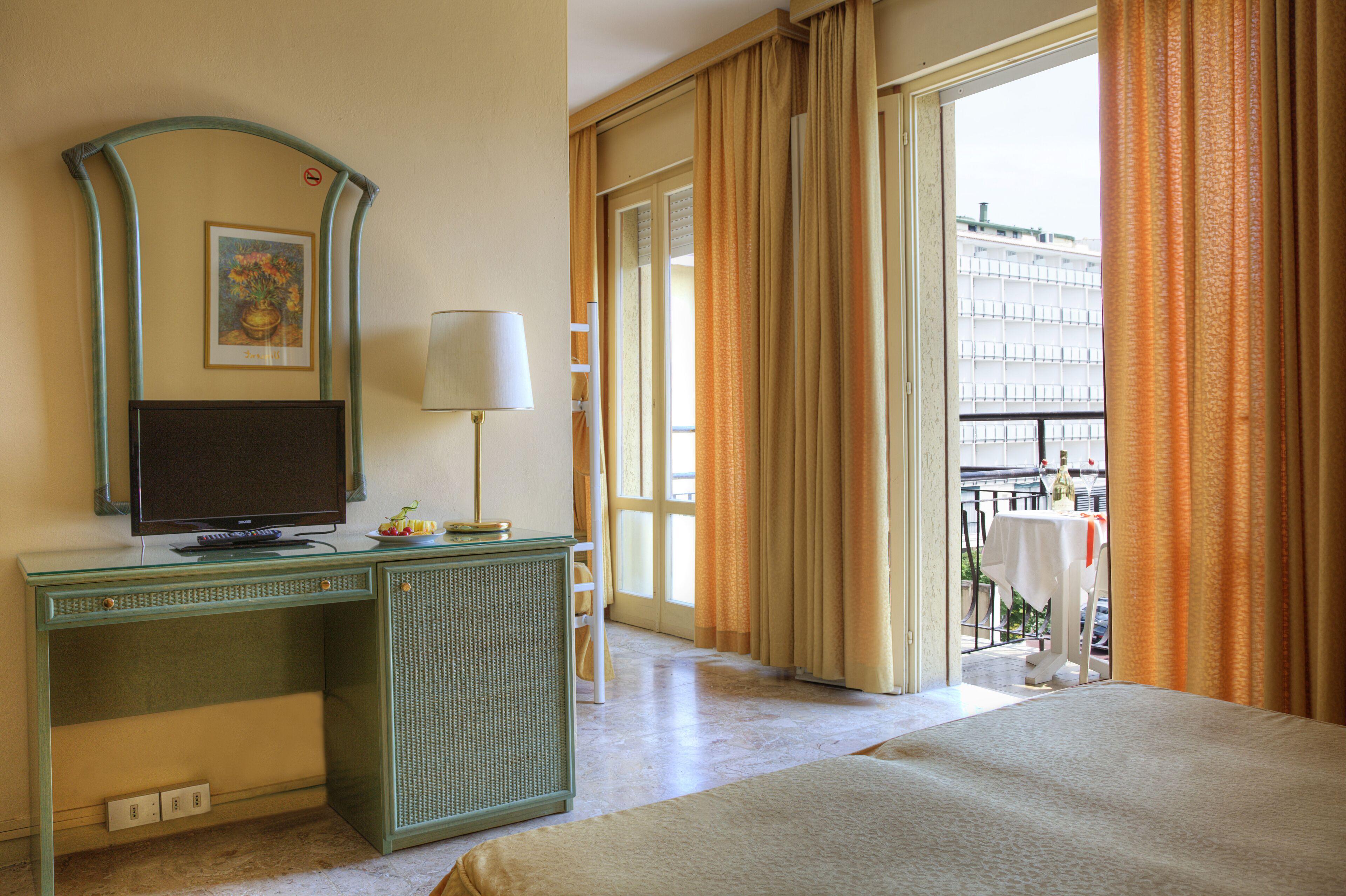 Amalfi & Restaurant Karaoke Bar Hotel 3*