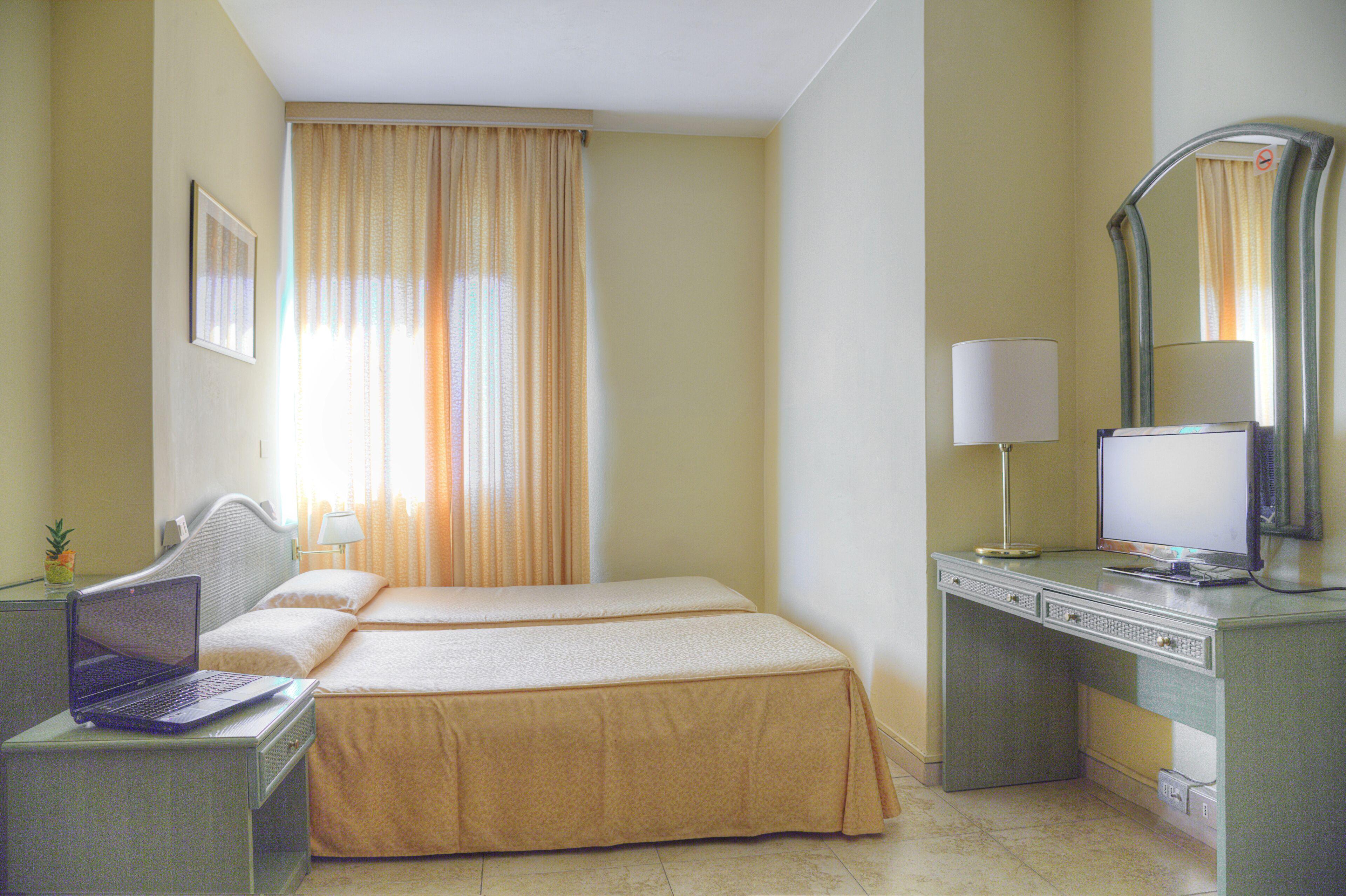 Hotel Amalfi & Restaurant Karaoke Bar 3*