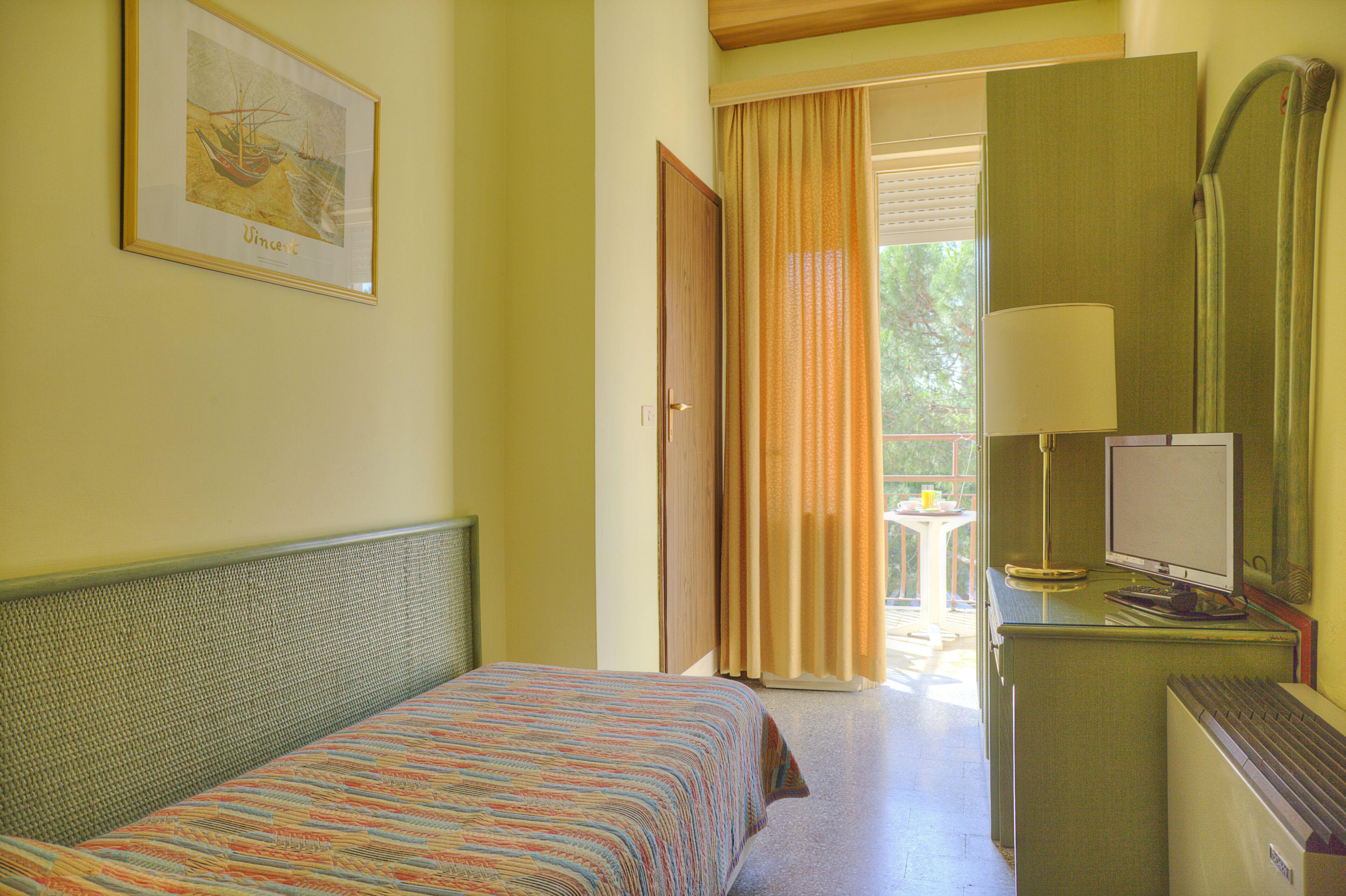 Hotel Amalfi & Restaurant Karaoke Bar 3*