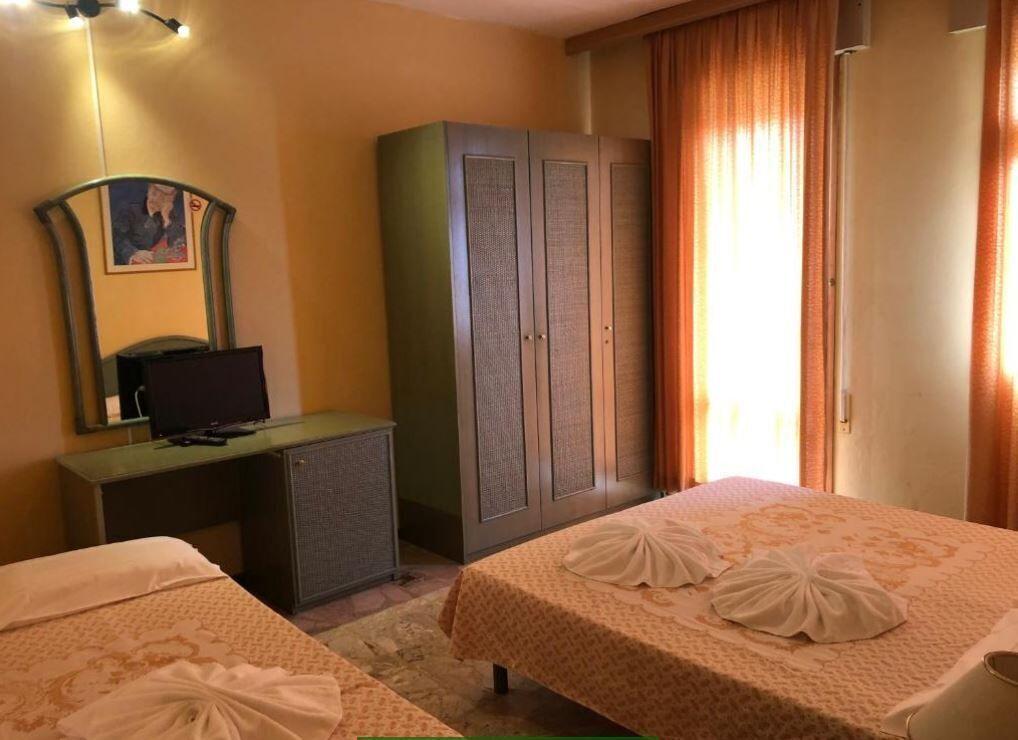 Hotel Amalfi & Restaurant Karaoke Bar 3*