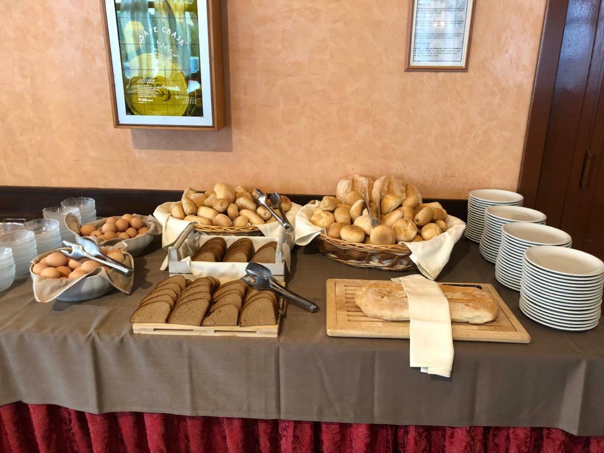 Hotel Amalfi & Restaurant Karaoke Bar