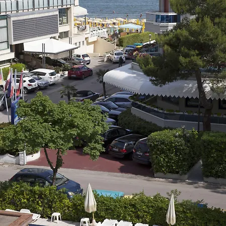 Amalfi & Restaurant Karaoke Bar Lido di Jesolo