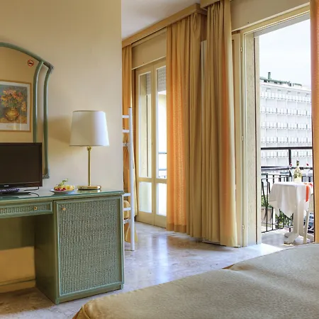 Amalfi & Restaurant Karaoke Bar Hotel 3*