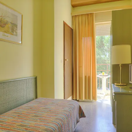 Hotel Amalfi & Restaurant Karaoke Bar 3*