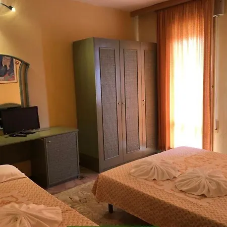 Hotel Amalfi & Restaurant Karaoke Bar 3*